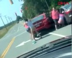 Trafikte tartışan kadınlar yumruk yumruğa kavga etti