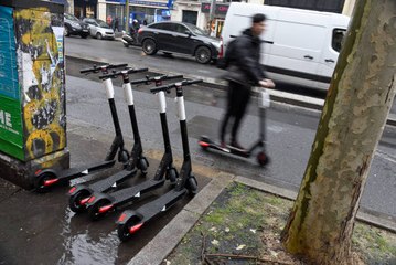Les trottinettes interdites de stationnement sur les trottoirs à Paris