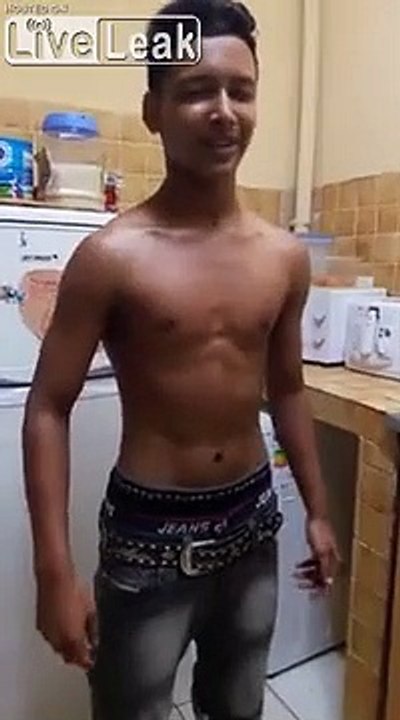 Il montre ses muscles, force... et s'évanouit !