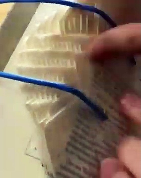 Logo Starbucks dans les pages pliées d'un livre !