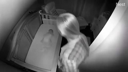 Fatiguée, cette mère prend son bébé.. à l'envers !