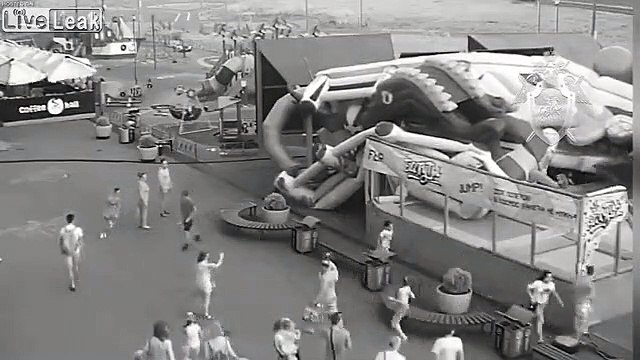 Envol d'un chateau gonflable géant avec des enfants dessous !