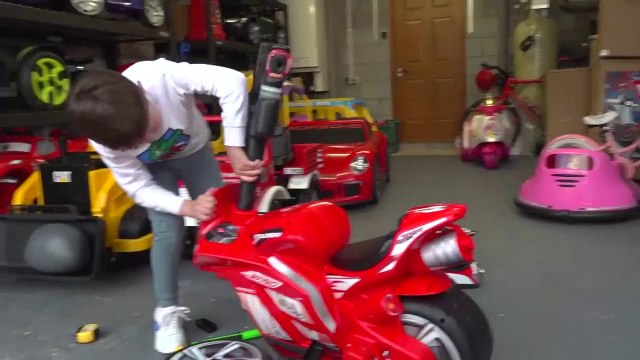 Katy and Max pretend play with Inflantable bouncy toys Мистер Макс и Мисс Кэти Новые Серии 2019 года. Как Катя и Макс играют. Mister Max and Miss Katy - Lernen Sie Farben mit Baby Kaugummi und Süßigkeiten für Kinder Finger Familie Song Songs für Kinder