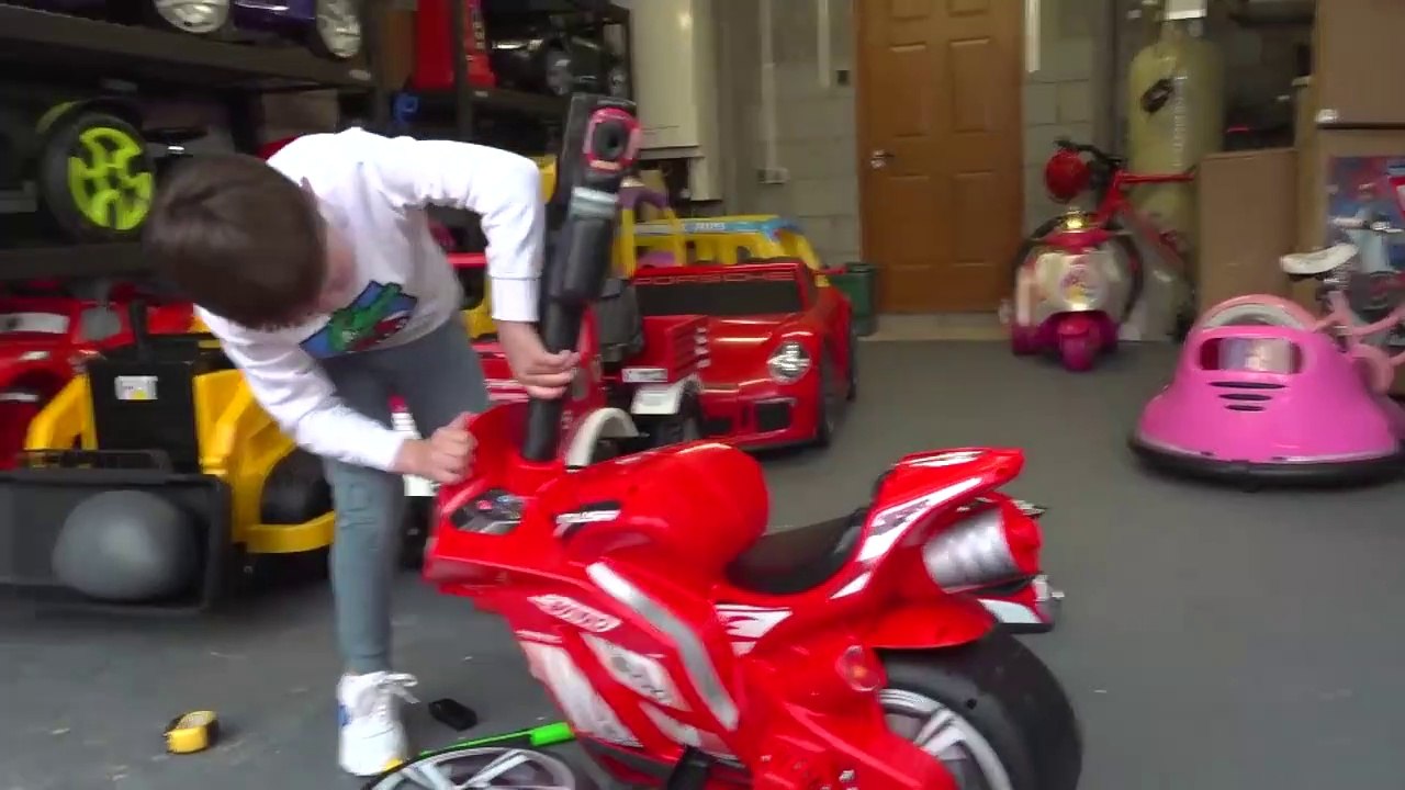 Katy and Max pretend play with Inflantable bouncy toys Мистер Макс и Мисс Кэти Новые Серии 2019 года. Как Катя и Макс играют. Mister Max and Miss Katy - Lernen Sie Farben mit Baby Kaugummi und Süßigkeiten für Kinder Finger Familie Song Songs für Kinder