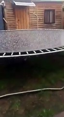 Sauter sur un trampoline recouvert de grêlons