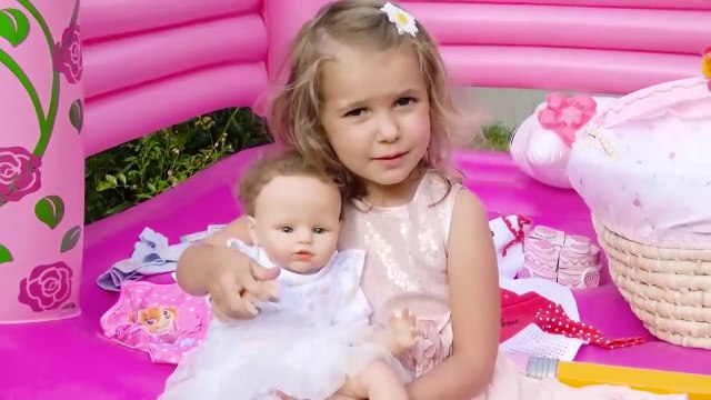 Katy pretendplay with baby doll. Kinderlieder und lernen Farben lernen Farben Baby spielen Spielzeug Entertainment Kinderreime. Мистер Макс и Мисс Кейти Новые Серии 2019 года. أطفال مضحك ضد شبح - جوني جوني أغاني الحضانة قافية وتعلم الألوان لل