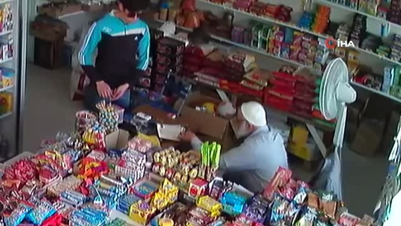Alışveriş bahanesiyle markete giren şahıs masadaki telefonu böyle çaldı