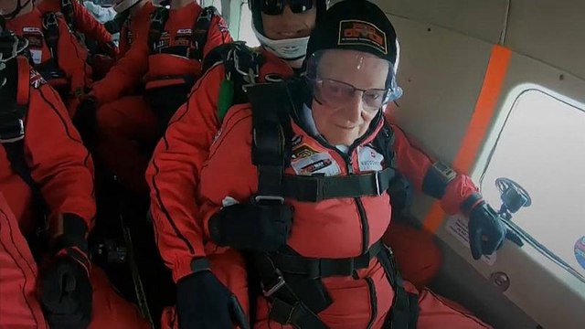 90'larındaki Normandiya Çıkarması gazileri paraşütle atlayış yaptı