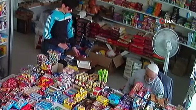 Alışveriş bahanesiyle markete giren şahıs masadaki telefonu böyle çaldı