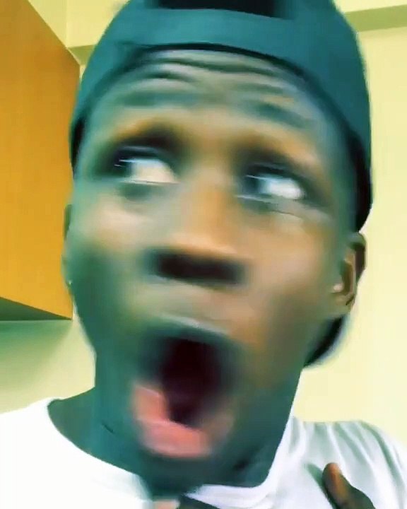 Cet humoriste nous parle des différences entre les noirs et les blancs. Trop marrant !