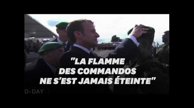 Macron et un vétéran du commando Kieffer remettent le symbolique béret vert à un jeune soldat