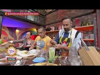 Cocina de solteros: ¡Charlie prepara quesadillas de plátano con mole! | Sale el Sol