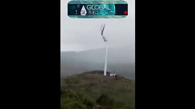 Une éolienne en pleine tempête se désagrège...