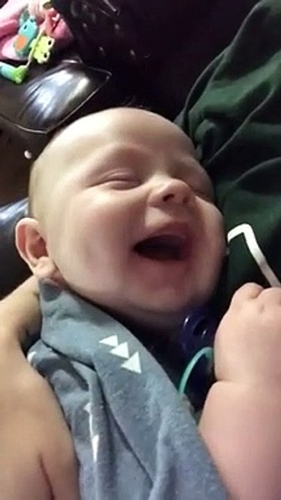 Hilarant : ce bébé rigole pendand son sommeil