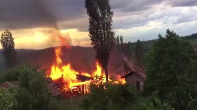 Köyde çıkan yangında 6 ev kullanılamaz hale geldi