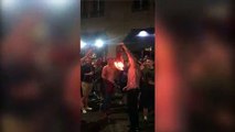 Adeptos ingleses pegam fogo a cachecol da Seleção Portuguesa nas ruas do Porto