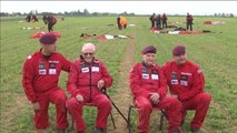 Dos exparacaidistas de la Segunda Guerra Mundial repiten su salto en Normandía