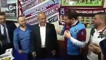 Trabzonspor forması hediye edilen Berat Albayrak: 2010-2011 sezonunun şampiyon formaları yapılmış