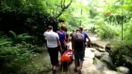 Ayağı kırılan kadını 2 kilometre taşıdılar