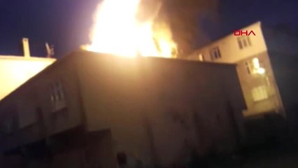 SULTANBEYLİ'DE 2 KATLI BİNA ALEV ALEV YANDI