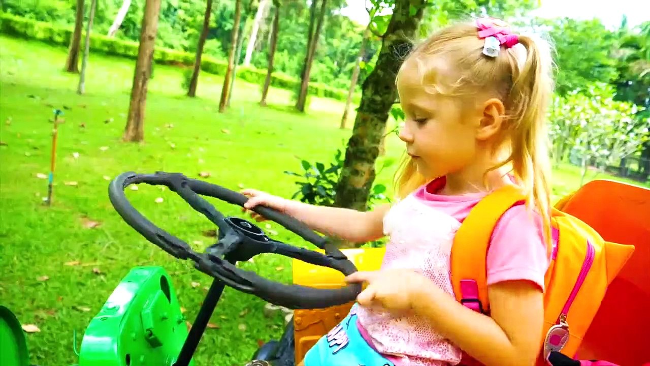 Stacy et poupée bébé de dormir dans le parc