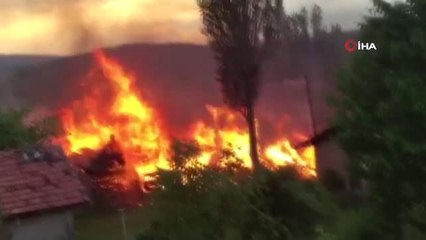 Çorum'da yangın: Sarıkavak köyündeki ilk belirlemelere göre 4 ev yandı