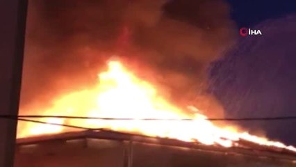 Sultanbeyli'de binanın çatısı alev alev yandı