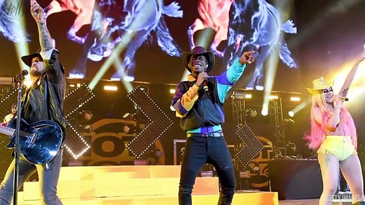 Beyhive ATTACKS After Beyonce Gives Woman The STINK Eye For Ignoring Her & Talking To Jay Z!