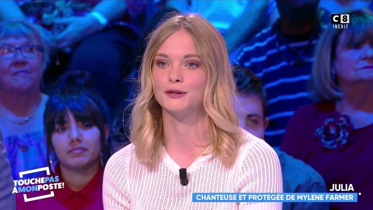 TPMP : Julia, la chanteuse et protégée de Mylène Farmer, livre les coulisses de sa rencontre avec la star