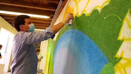 Le maire de Remiremont  en train de peindre à la bombe un mur de la maison de retraite Léon-Werth