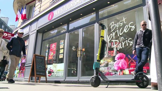 París prohíbe aparcar patinetas eléctricas en las aceras