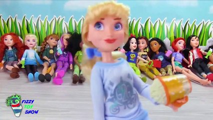 Disney Comfy Princesses Play the Claw Machine with Elsa, Anna and Rapunzel