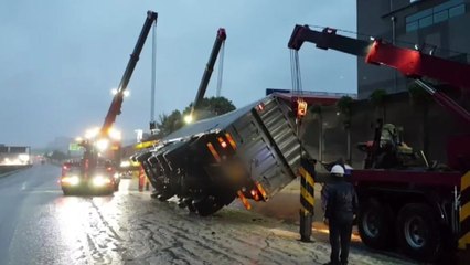 제2경인고속도로서 차량 4대 연쇄 사고..."빗길에 미끄러져" / YTN