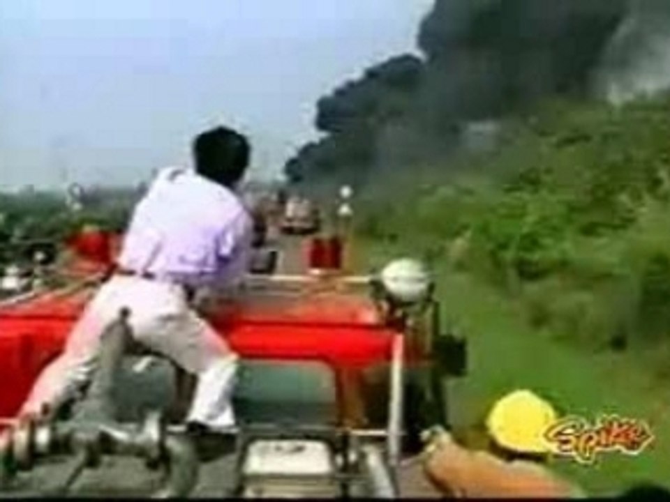 Un camion citerne en feu...une sacrée explosion