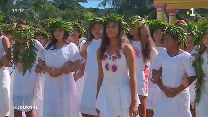 Les ados de Moorea offrent un spectacle à la population de Maiao
