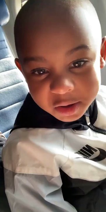 Un garçon demande à un passager d'avion de retirer ses pieds sur son siège