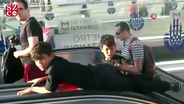 Taksim Metro İstasyonunda çocukların tehlikeli yürüyen merdiven oyunu