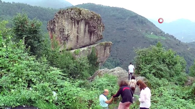 Dik Yamaçta Duruşuyla Hayret Uyandıran Kayalar!..