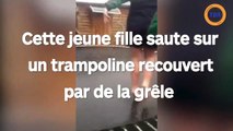 Cette jeune fille saute sur un trampoline recouvert par de la grêle !