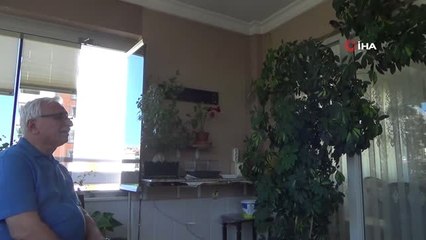 Yolda bulduğu yavru kargaya gözü gibi bakıyor