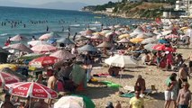 Plajlarda insan seli...Kuşadası Plajları 9 günlük bayram tatilinde yüzde 100 doluluk oranını yakaladı