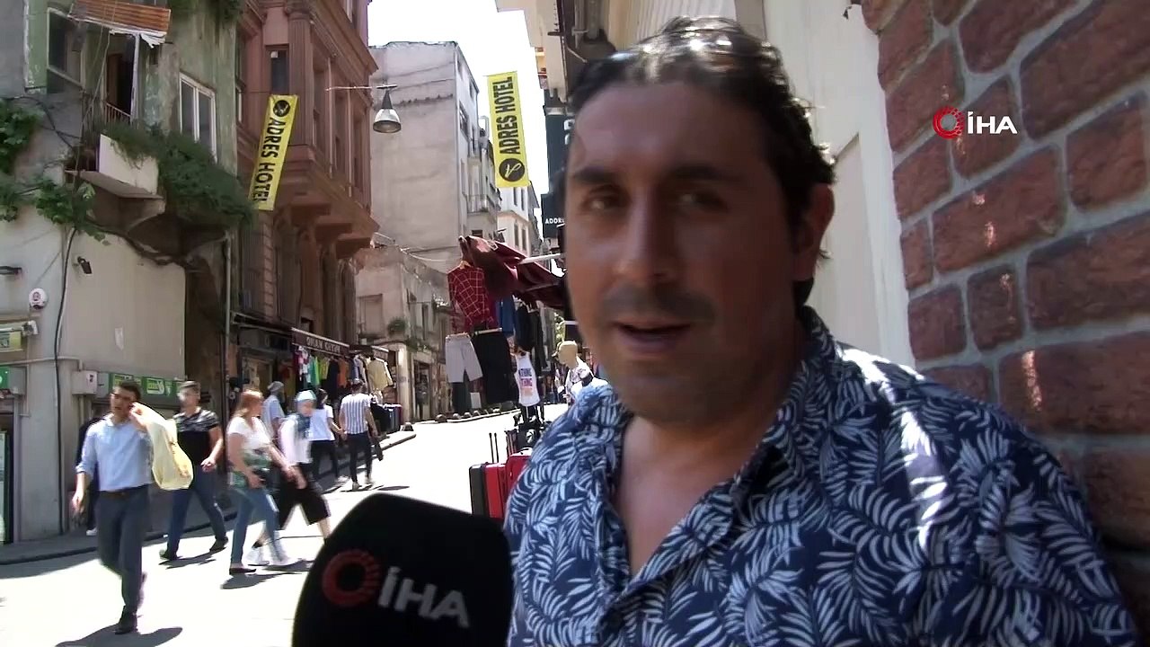 Beyoğlu'nda eğlence mekanı çıkışı tekme tokat kavga kamerada