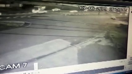 Vídeo mostra colisão entre caminhão e carro na BR-277