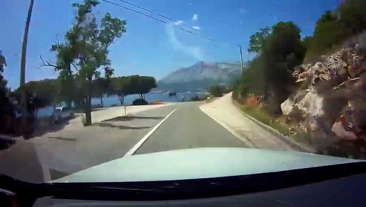 Frein à main oubliés, chute d'une voiture dans le ravin !