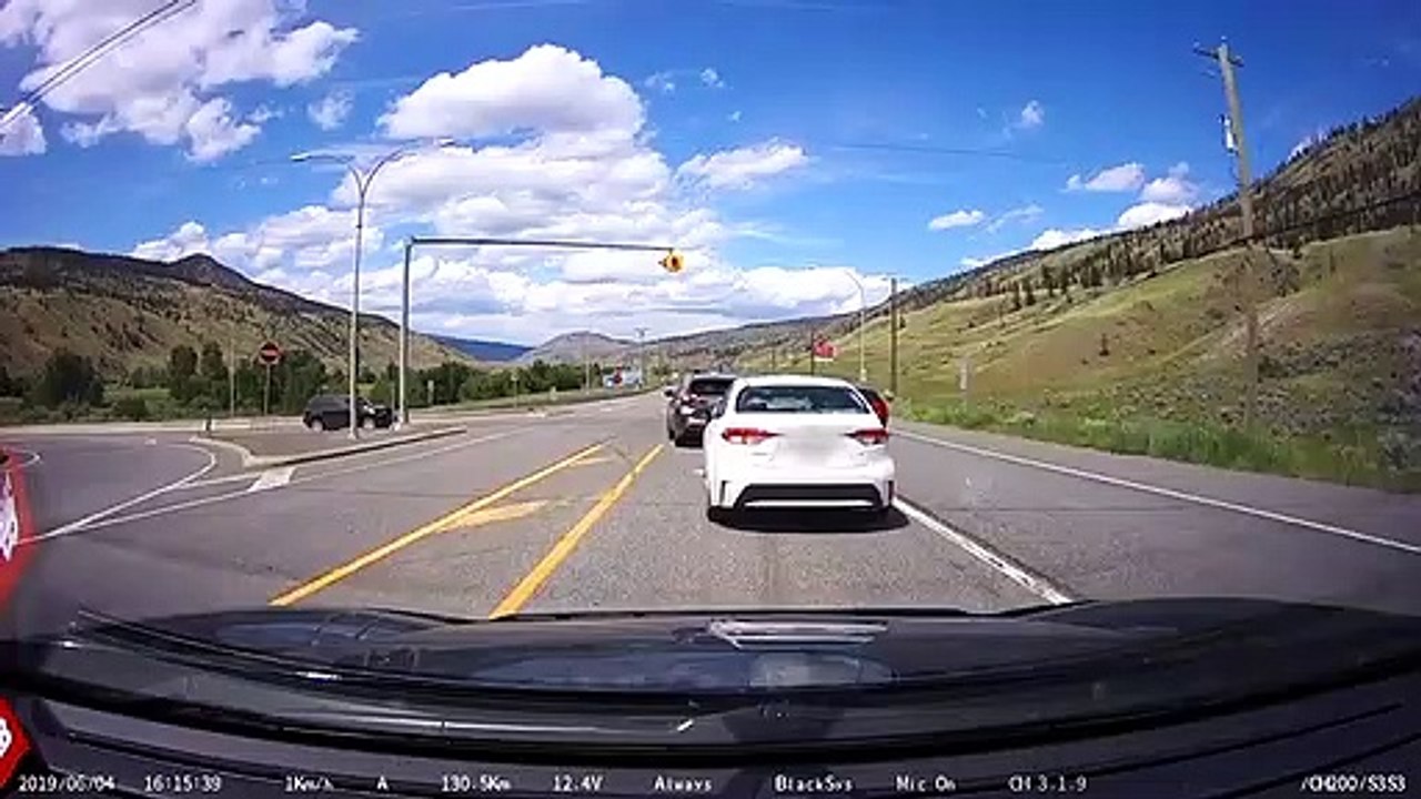 Ce camion évite à quelques centimètres une voiture sur la route !