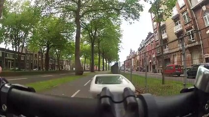 Regardez comment le Karma s'est occupé d'un motard insultant un cycliste