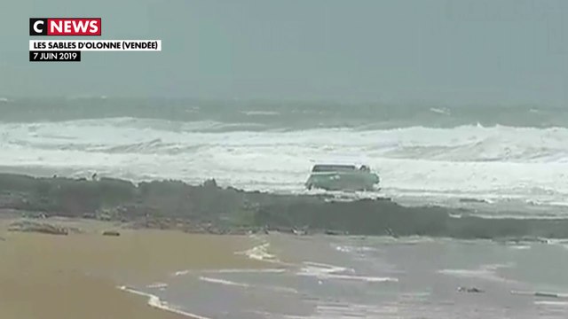 Sables-d’Olonne : les images du bateau qui a chaviré