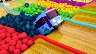 Usando frutas en lugar de ruedas. Camiones tring partes equivocadas de dibujos animados