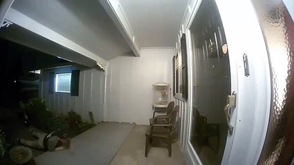 Cet ado essaye de rentrer sans être filmé par la caméra de surveillance de sa mère !