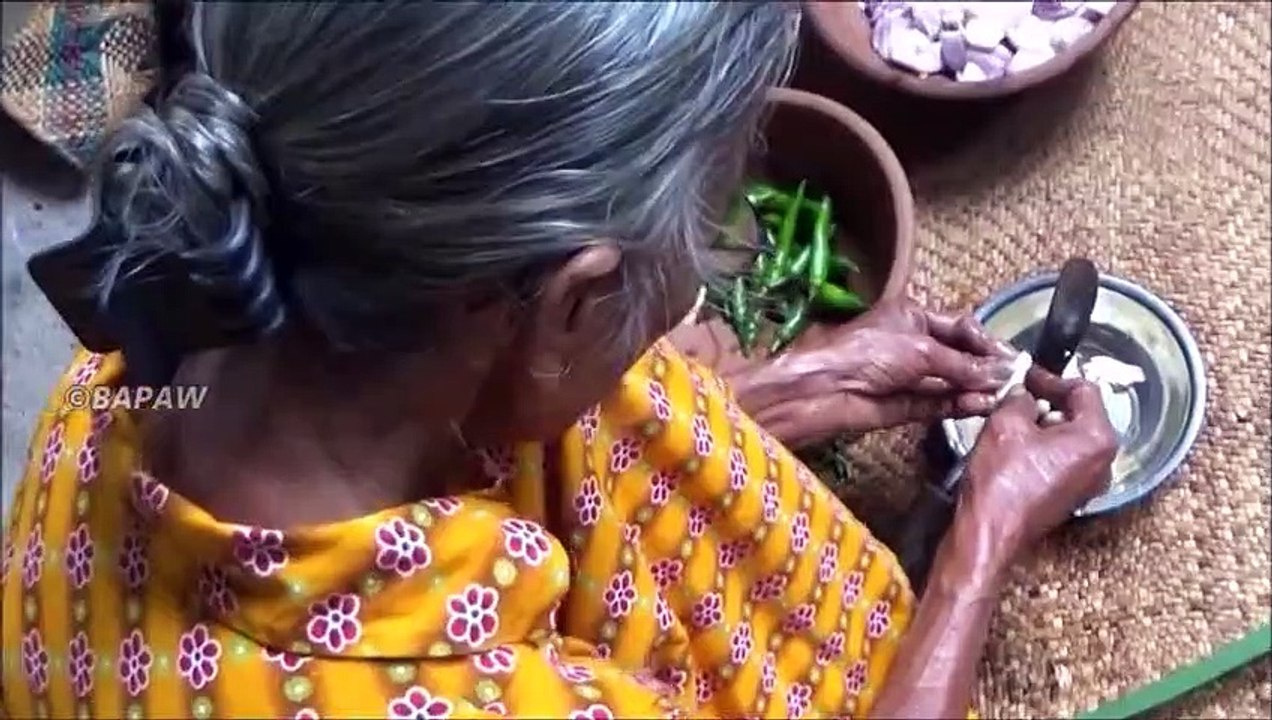 Violet Ailé Haricots Curry préparé dans mon Village par la grand-mère | la Vie du Village